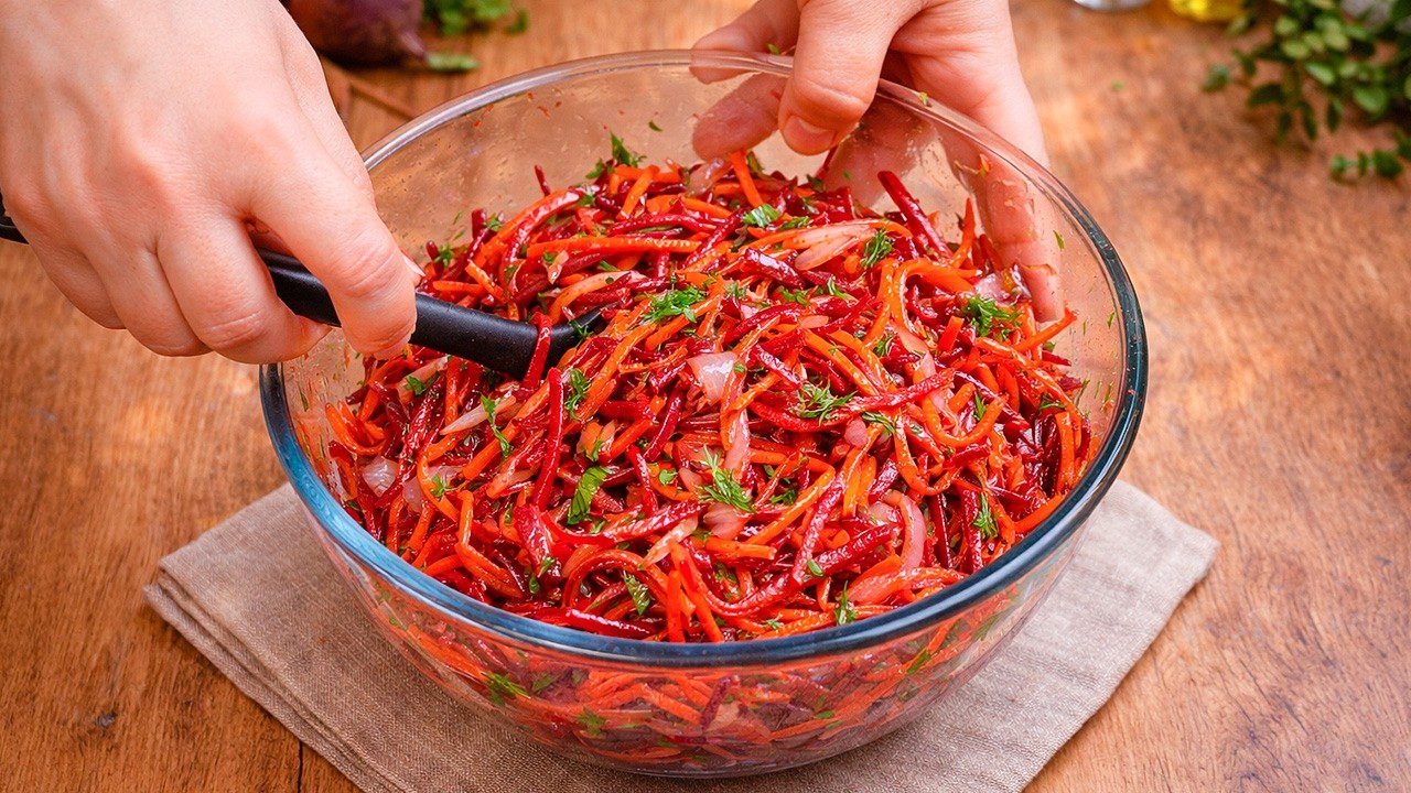 Кулінари поділилися рецептом салату з буряка та моркви з азіатською заправкою