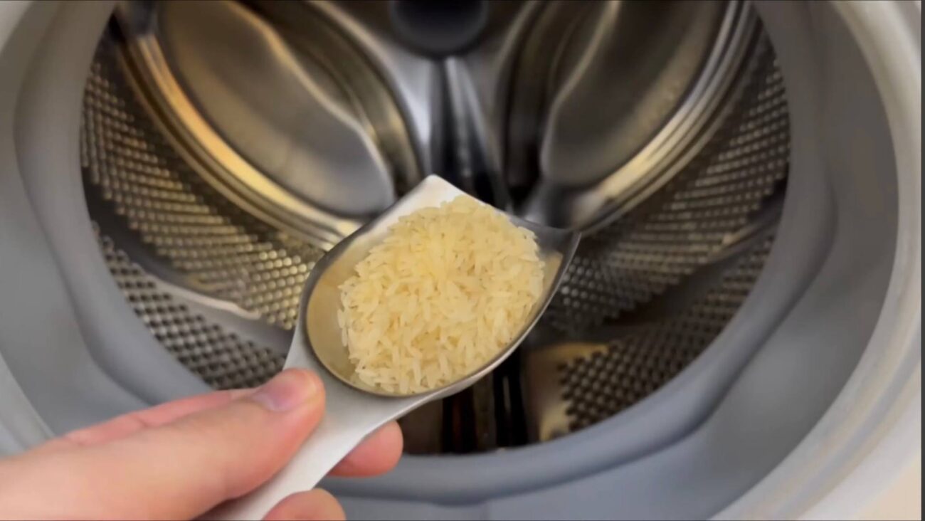 Господині розповіли, як швидко позбутися запаху та плісняви у пральній машині