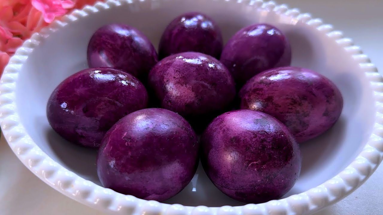 Господині розповіли, як пофарбувати яйця в пурпуровий відтінок у домашніх умовах