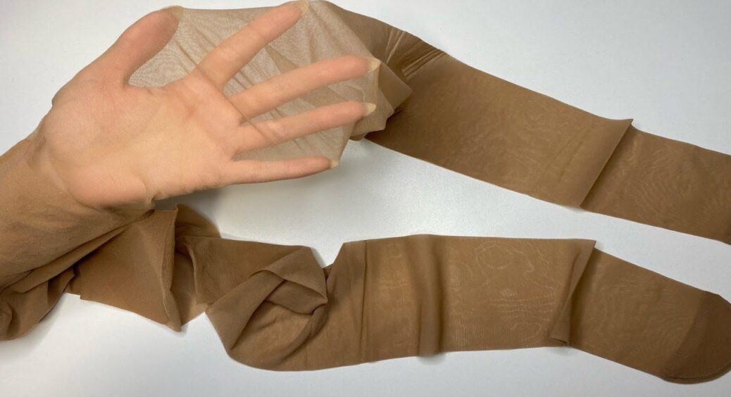 Ношу одні й ті самі колготки місяцями – не рвуться, і стрілки не з’являються: мій секрет у такому пранні 