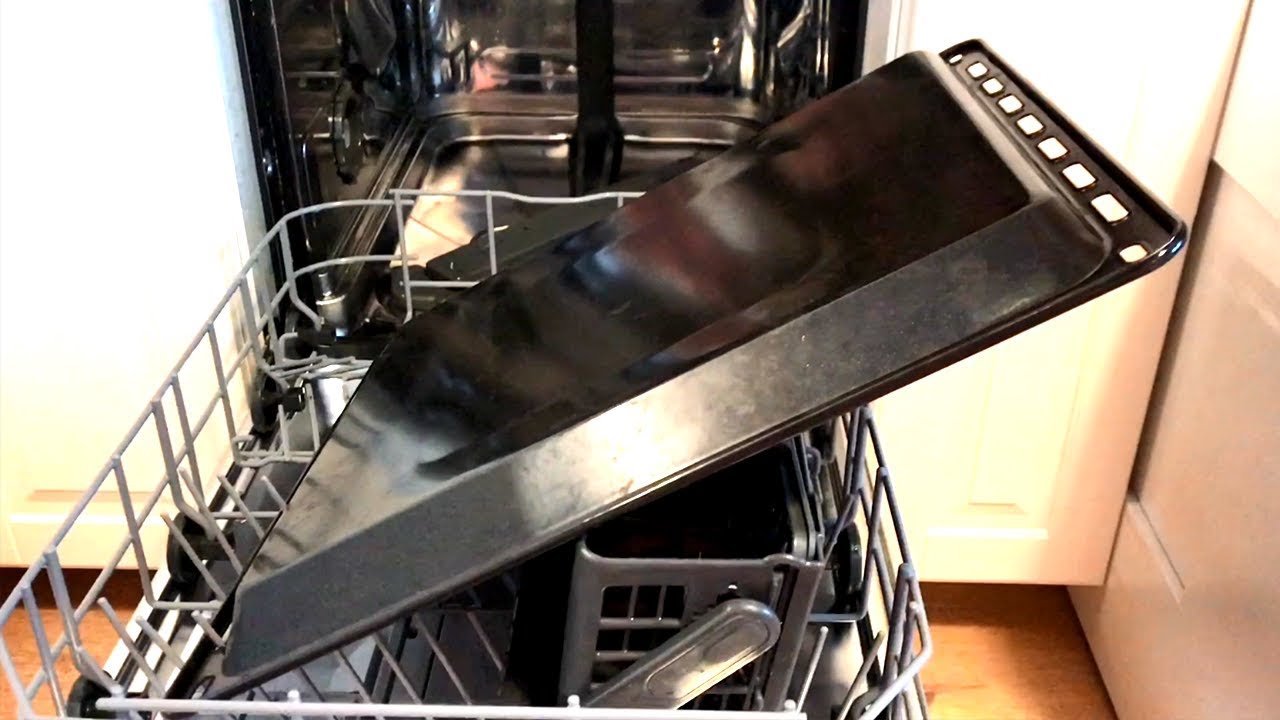 Господині розповіли, як без зусиль очистити брудне деко за 30 хвилин