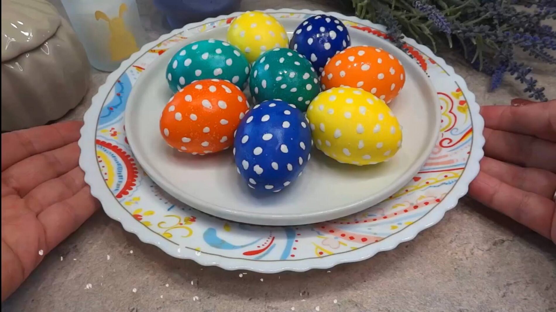 Господині розповіли, як просто створити візерунок у горошок на шкаралупі яєць