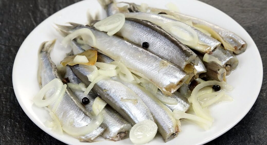 Мойву купую кілограмами – продавчиня з ринку навчила маринувати: у 1000 разів смачніше, ніж смажена 