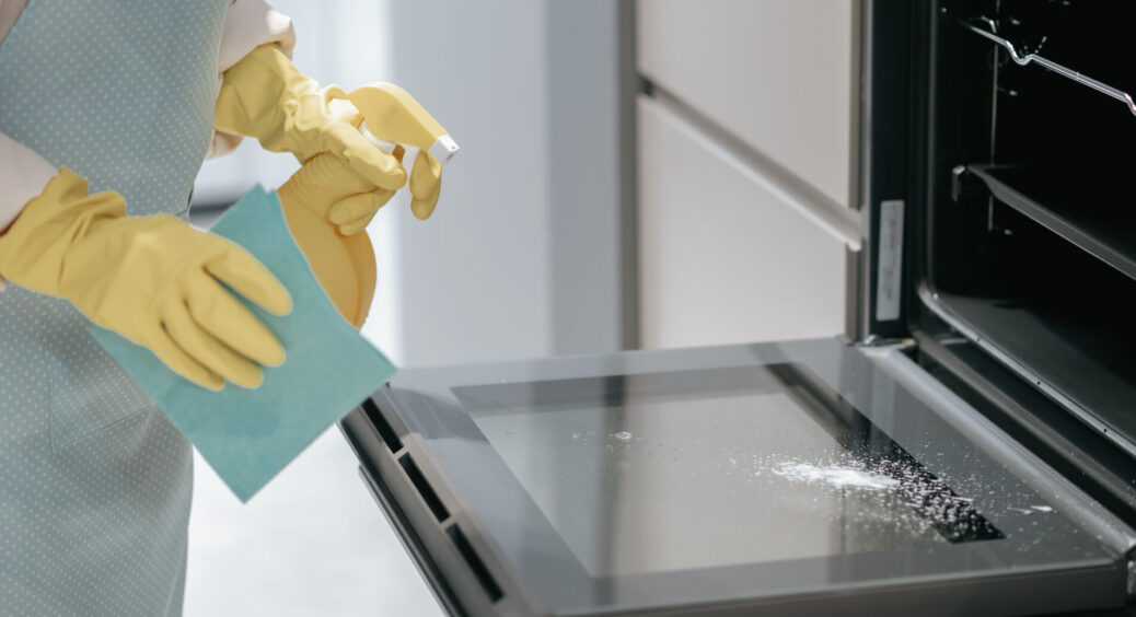 Намастила духовку саморобною пастою – і за 30 хв відмила весь бруд: навіть “віковий” нагар зійшов 