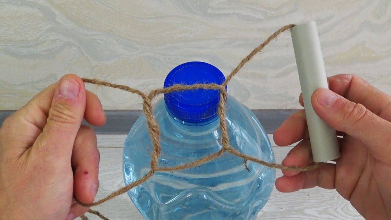 Дачники розповіли, як можна використовувати пластикові пляшки на дачній ділянці. Фото: YouTube Корисні поради для вас