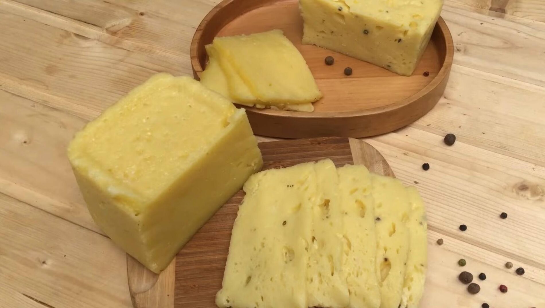 Кулінари поділилися простим рецептом твердого сиру по-домашньому. Фото: YouTube Onyshkevychi