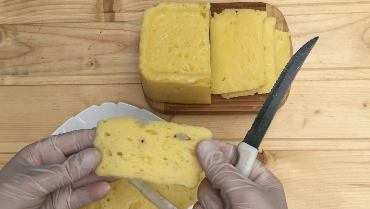Кулінари поділилися простим рецептом твердого сиру по-домашньому. Фото: YouTube Onyshkevychi