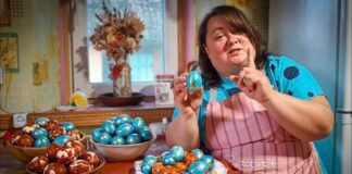 Господині поділилися 3 незвичайними способами фарбування яєць на Великдень. Фото: YouTube Як у нас в селі