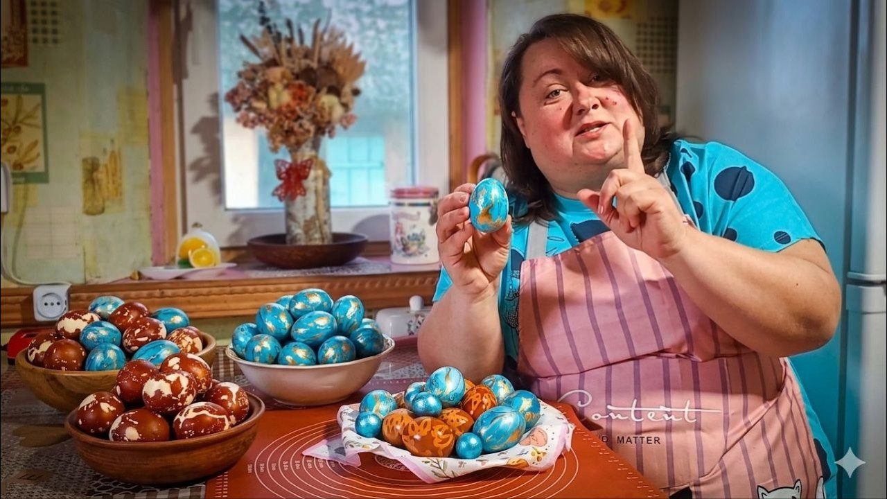 Господині поділилися 3 незвичайними способами фарбування яєць на Великдень. Фото: YouTube Як у нас в селі