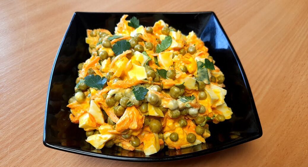 Беру 1 банку консервованого горошку – і подаю на стіл крутезний салат: з’їдається та готується за хвилини 