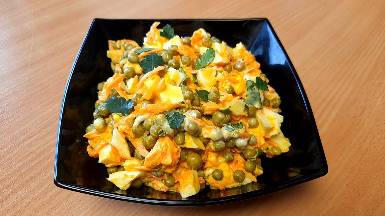 Кулінари поділилися рецептом дуже смачного салату із зеленим горошком. Фото: YouTube ВСЕ ПРОСТО