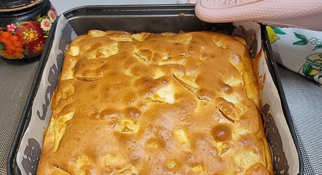 Звичайна шарлотка – минуле століття: готую “ліниву” в мікрохвильовій печі – лише 5 хв, а смак ресторанний 