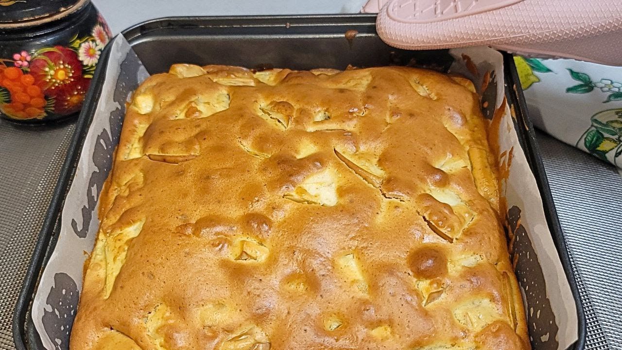 Кулінари розповіли, як приготувати ліниву шарлотку за 5 хвилин. Фото: YouTube House of Recipes