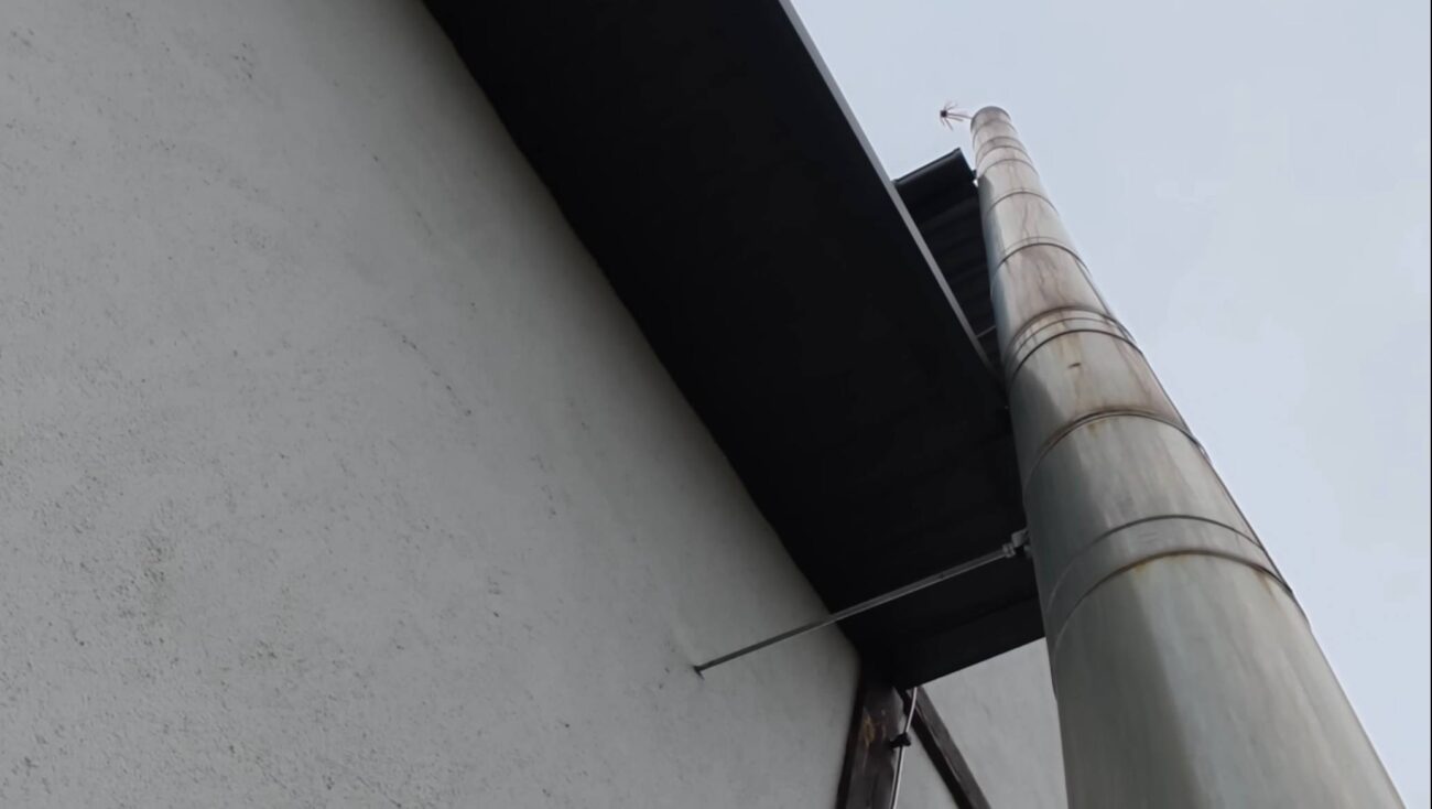 Господарі розповіли, як швидко і легко очистити димар від сажі. Фото: YouTube Сім'я Піддубних Family Piddubni