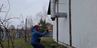 Господарі розповіли, як швидко і легко очистити димар від сажі. Фото: YouTube Сім'я Піддубних Family Piddubni