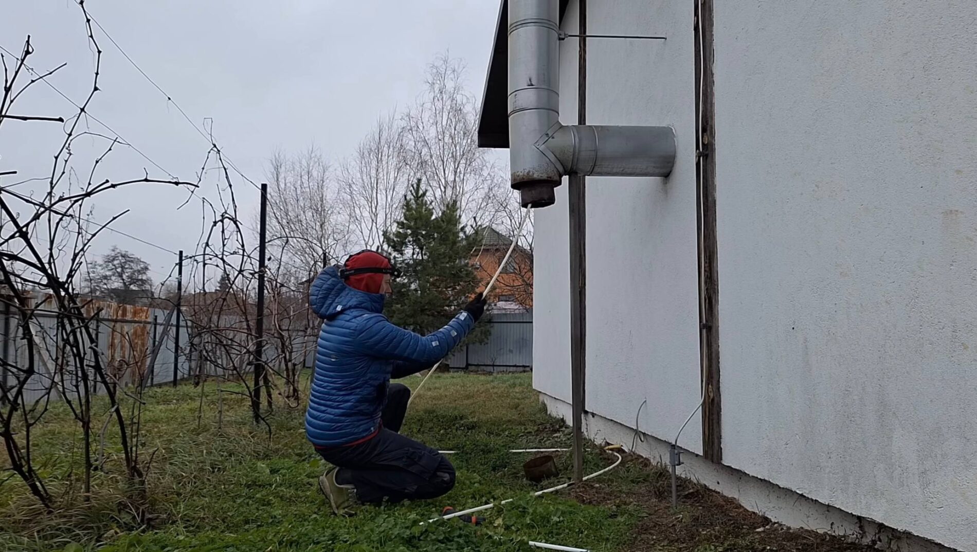 Господарі розповіли, як швидко і легко очистити димар від сажі. Фото: YouTube Сім'я Піддубних Family Piddubni