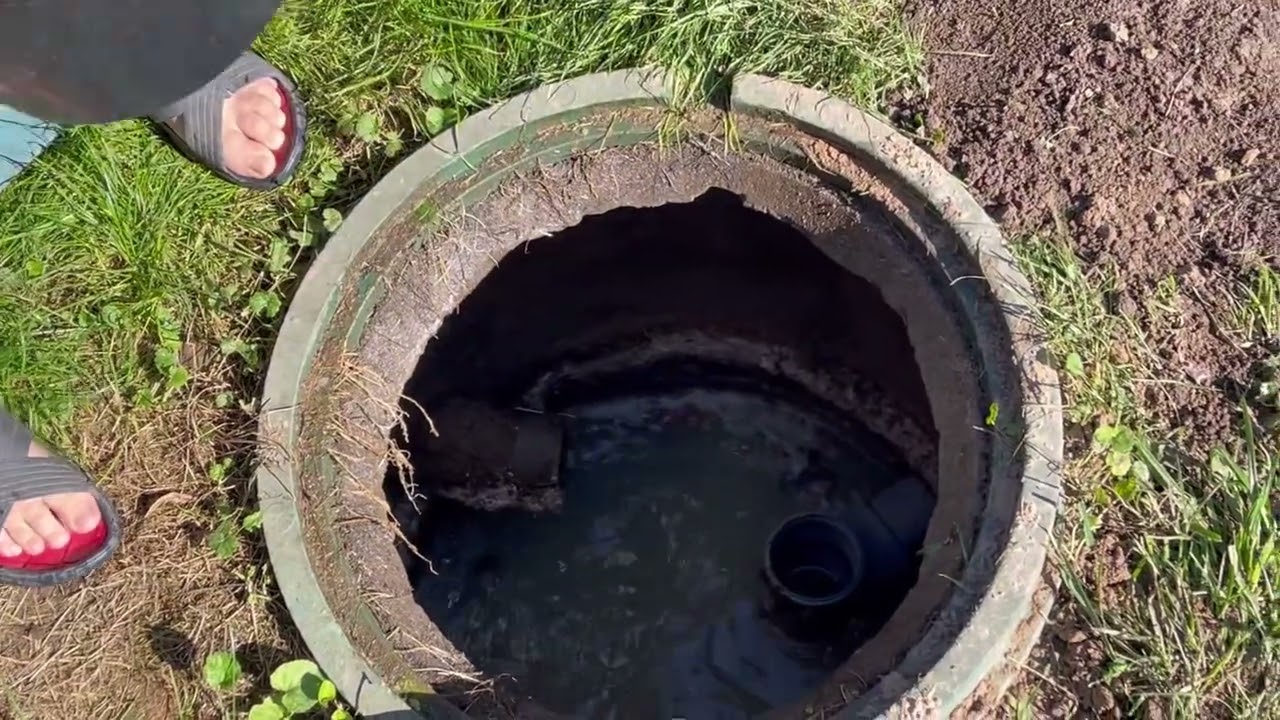 Дачники розповіли, як зекономити на догляді за вигрібною ямою та септиком. Фото: YouTube Село Live