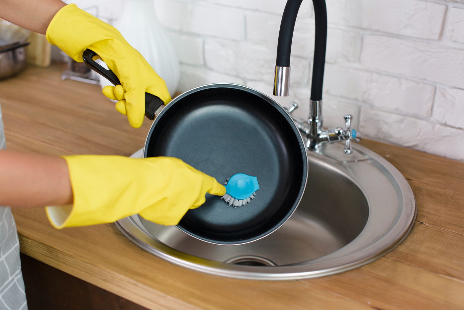 Господині розповіли, які способи допоможуть швидко повернути сковорідці чистоту. Фото: Freepik