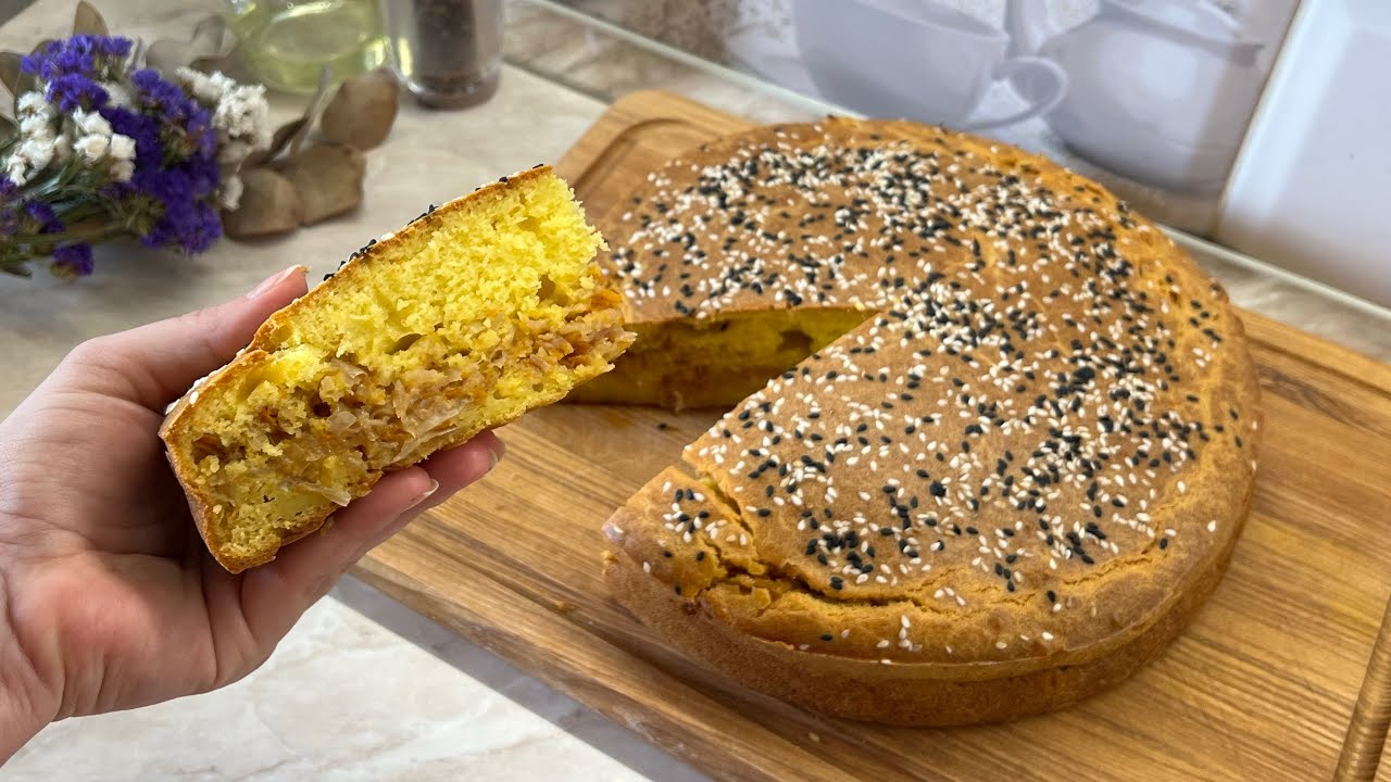 Кулінари поділилися простим рецептом пісного заливного пирога з капустою. Фото: YouTube Смачна кухня з Наталією Данилюк