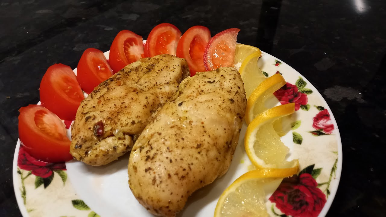 Кулінари розповіли, як варити куряче філе в окропі, щоб воно було соковитим. Фото: YouTube Поварьонок