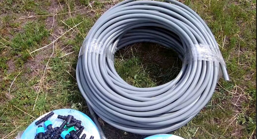 Старий дірявий шланг для поливу – не сміття, а скарб: роблю з нього систему крапельного зрошення 