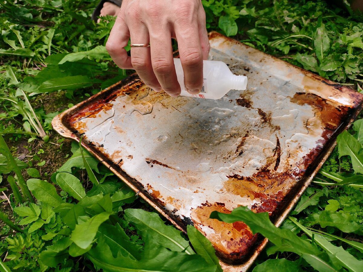 Експерти пояснили, як за допомогою клею очистити нагар на сковорідці швидко та без клопоту