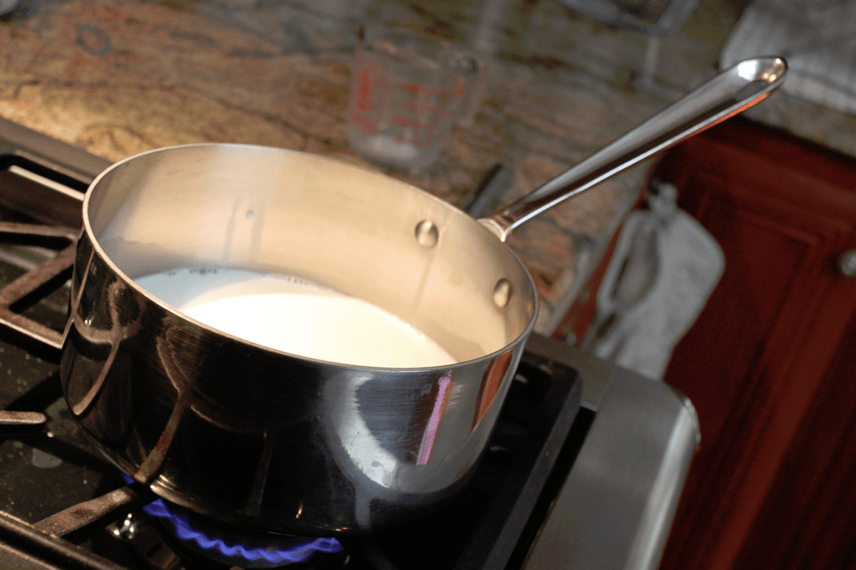 Експерти порадили простий лайфхак, як не дати молоку збігти з каструлі на плиту