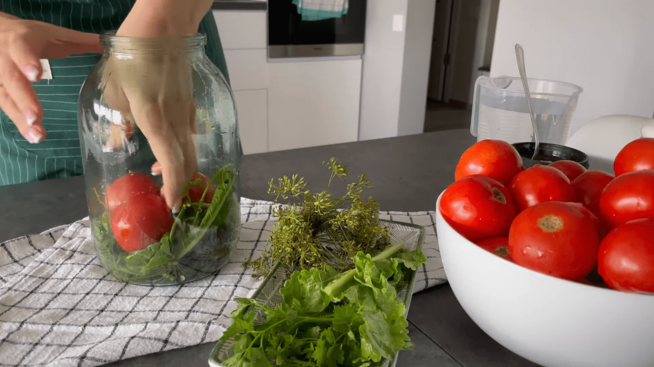 Експерти порадили просту дію, яка допоможе покращити смак магазинних помідорів після покупки. Фото: YouTube I can do it!!!