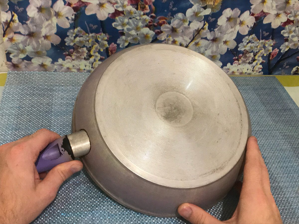 Експерти пояснили, як за допомогою клею очистити нагар на сковорідці швидко та без клопоту