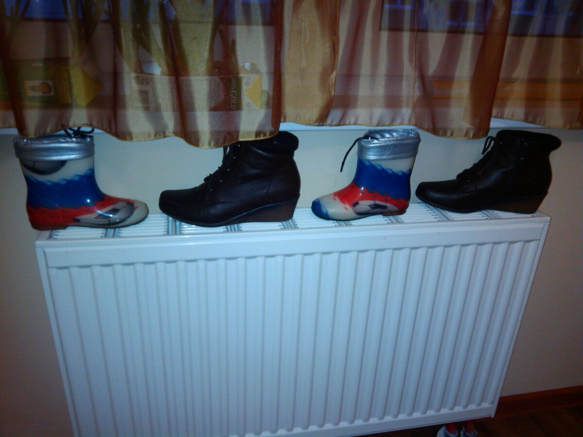 Експерти розповіли, як використовувати газети для сушіння взуття, аби воно було ідеально сухим