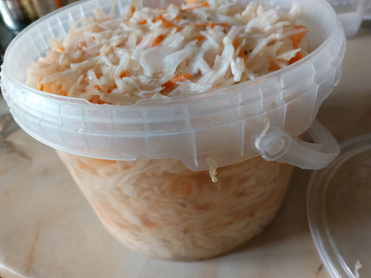 Господині порадили, як найкраще готувати квашену капусту, аби вона вийшла хрустка і соковита