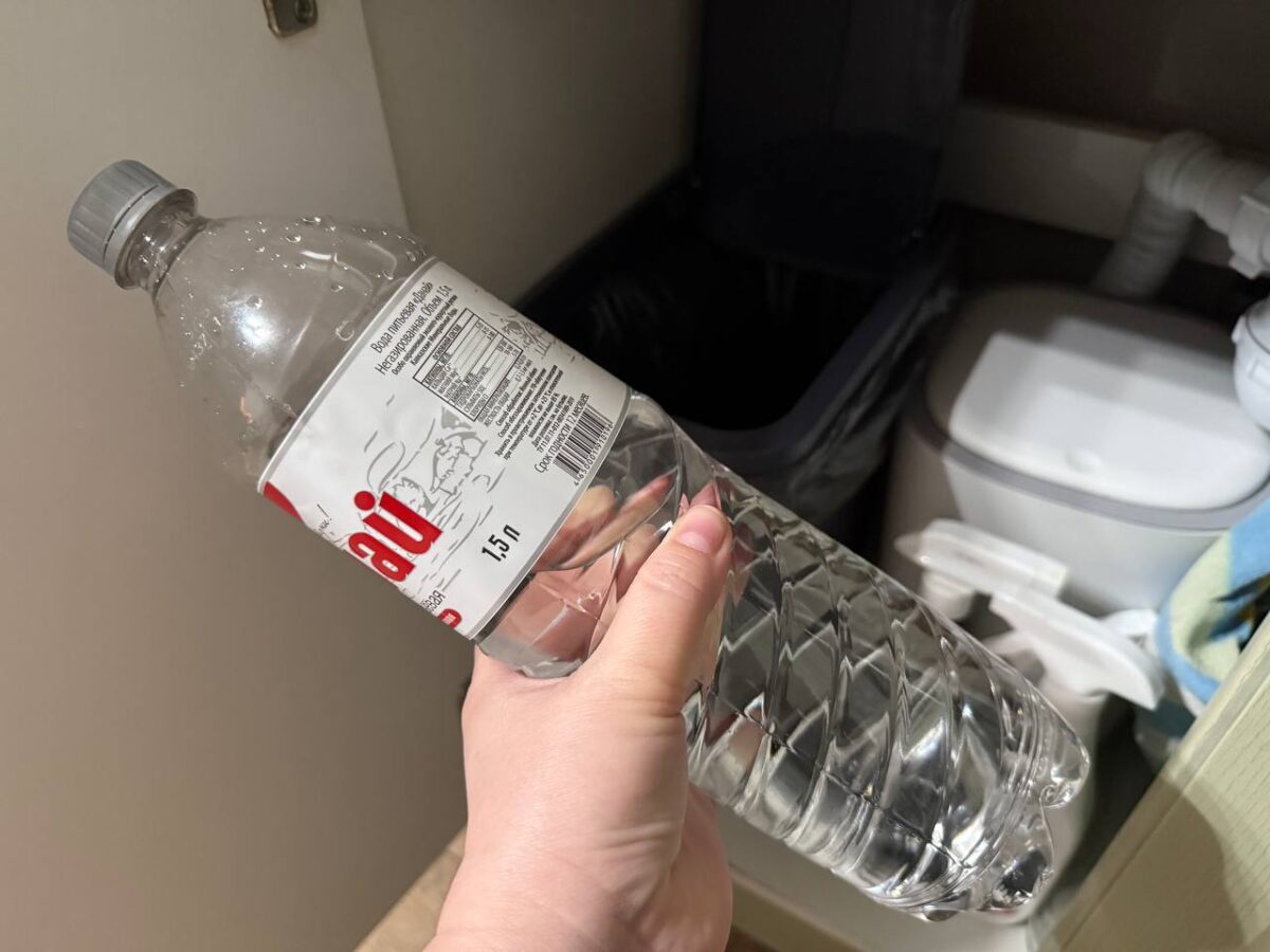 Експерти порадили залишити пляшку з водою у морозильній камері на випадок вимкнення світла