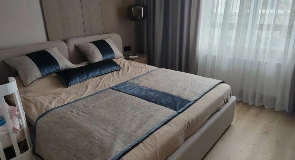 Роблю 2 прості рухи – і велике простирадло на резинці складається рівнесенько: улюблений метод для шафи 