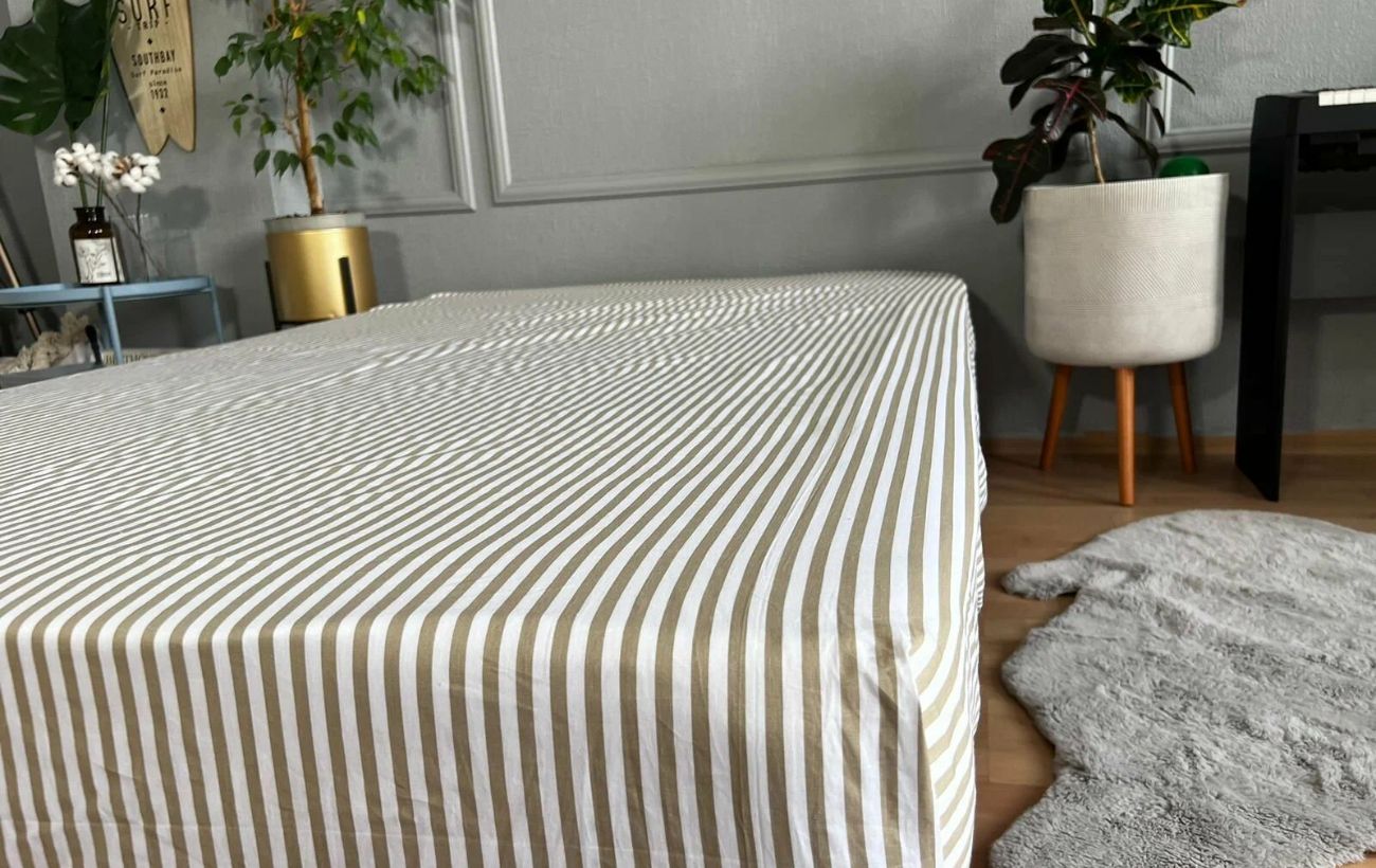 Експерти розповіли, як за декілька рухів скласти простирадло на резинці, аби було красиво