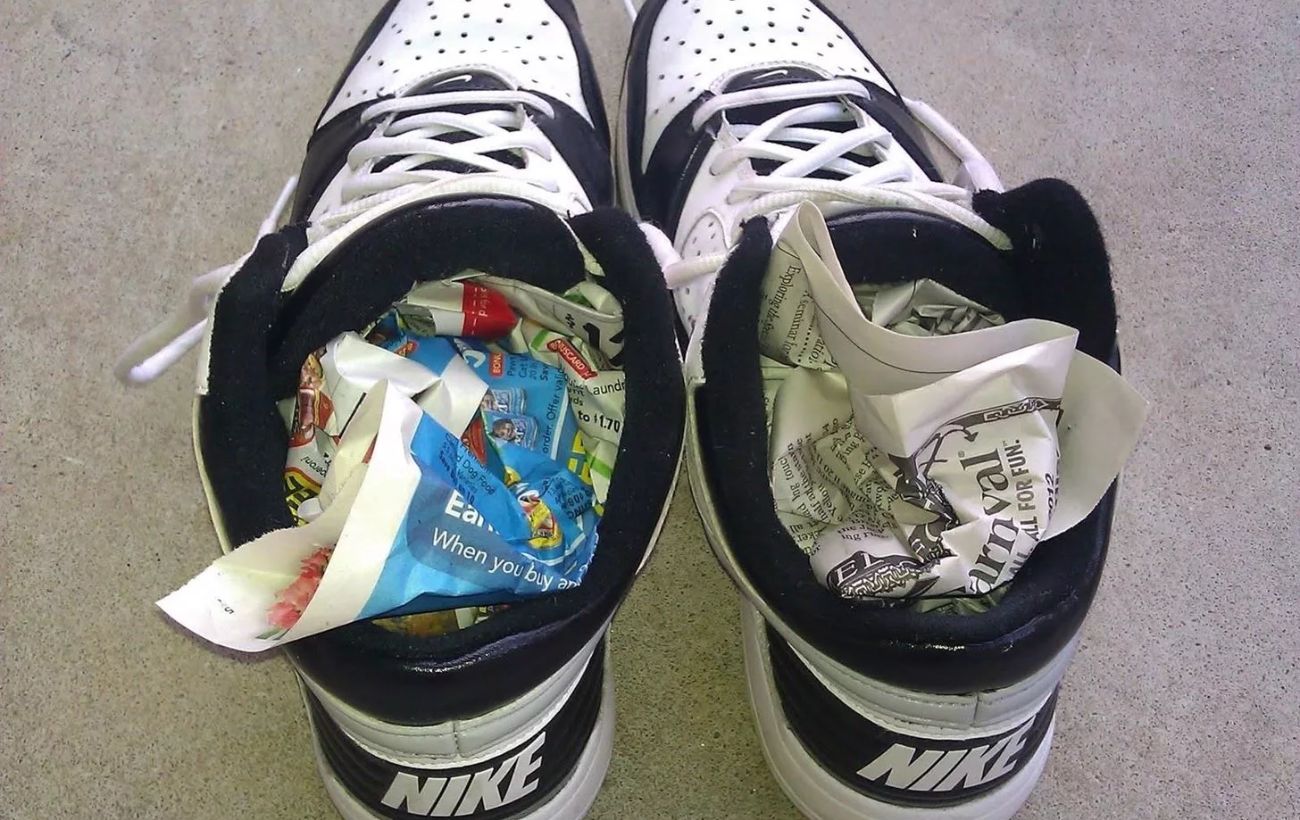 Експерти розповіли, як використовувати газети для сушіння взуття, аби воно було ідеально сухим