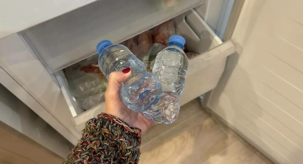 Беру 1 пластикову пляшку і ставлю в морозилку: коли вимикають світло без попередження, у мене нема “метушні” 