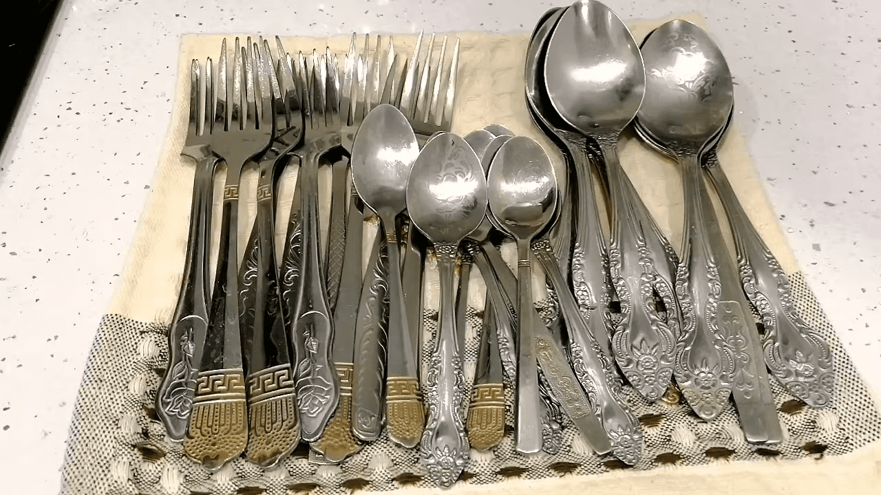 Господині розповіли, як швидко очистити столові прибори