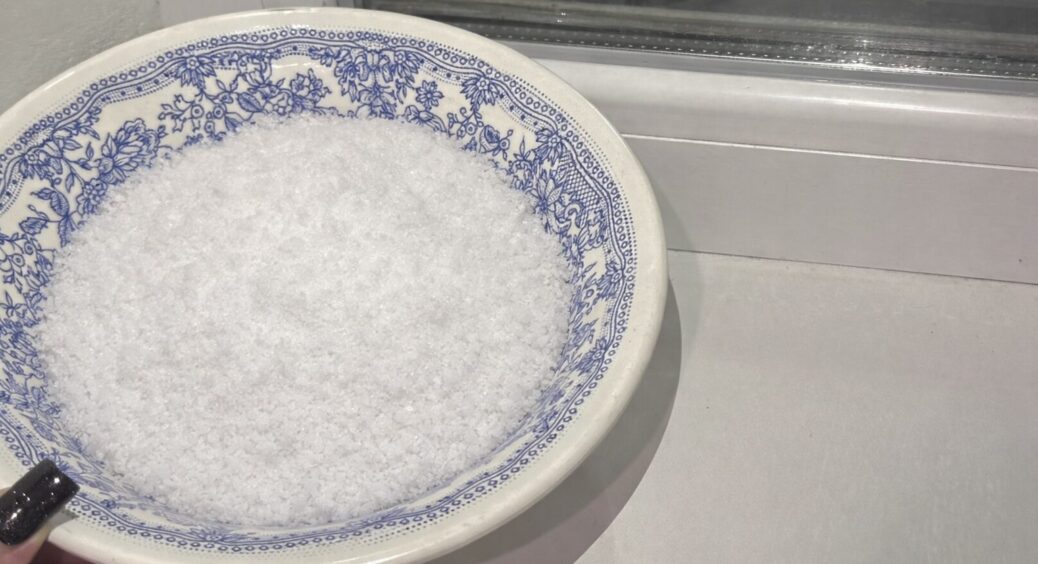 Сіль на підвіконні — не забобон і не моя примха: 1 причина, чому кожній господині ПОТРІБНО її туди поставити 