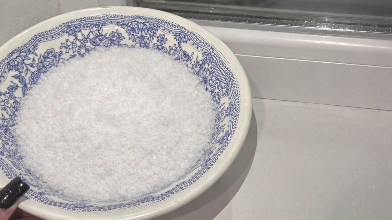 Господині розповіли, навіщо ставити сіль на підвіконня