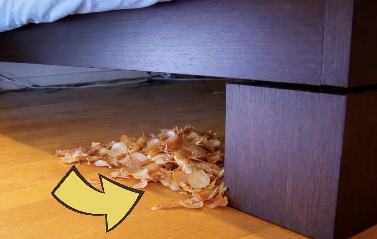 Господині розповіли, навіщо розсипати під ліжком лушпиння цибулі 