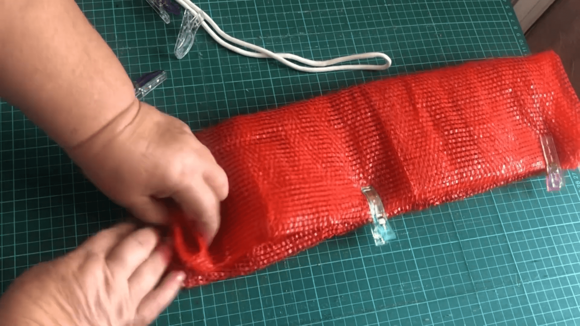 Експерти розповіли, як швидко зробити мочалку з пакувальних мішків	