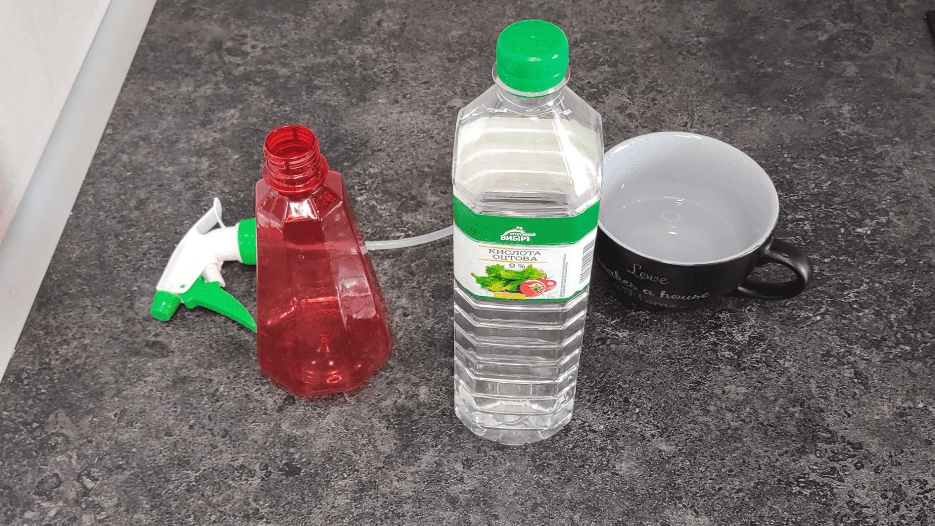 Господині розповіли, як використовувати оцет для прибирання	