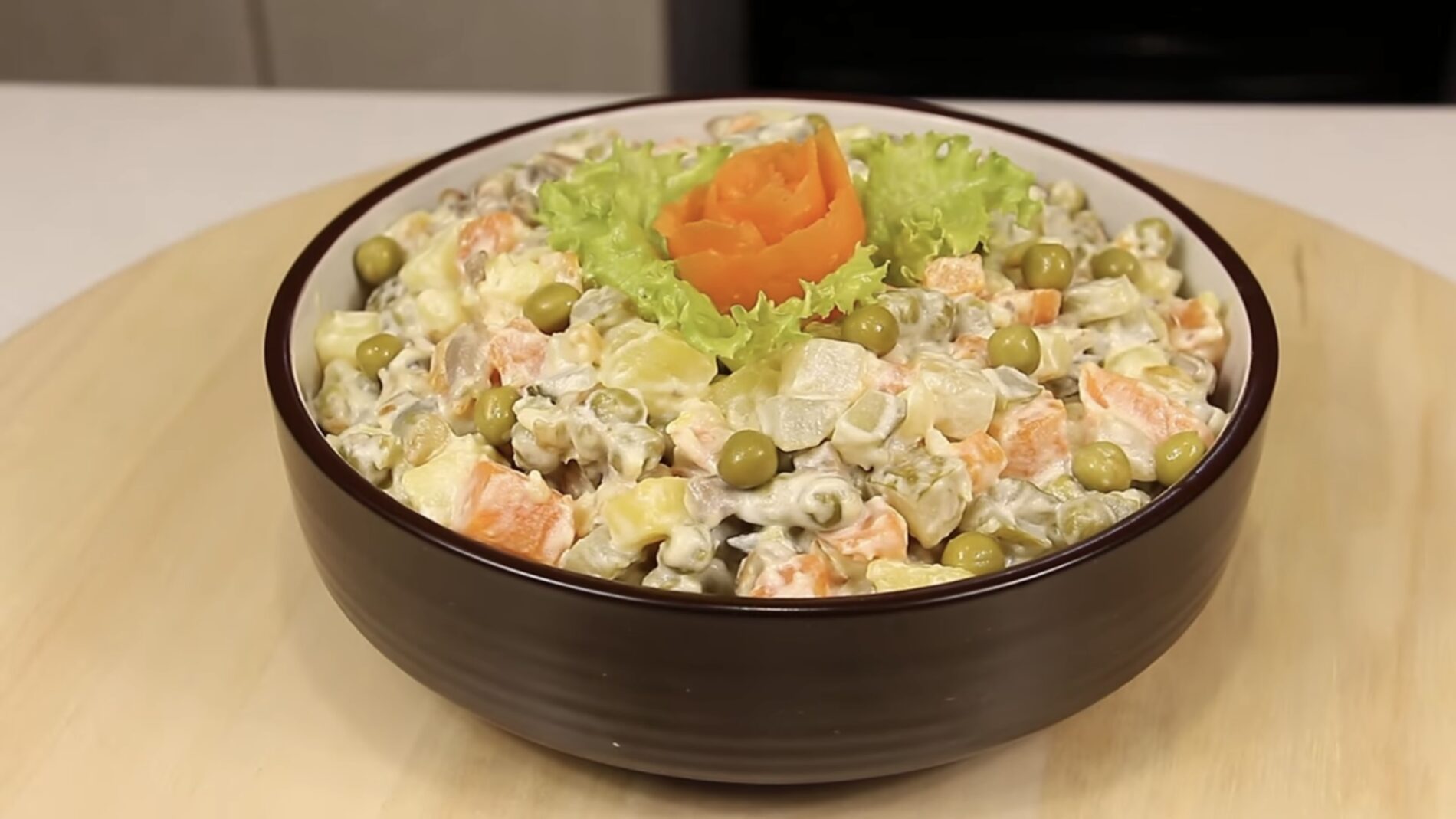 Господині розповіли рецепт пістного салату Олівʼє 