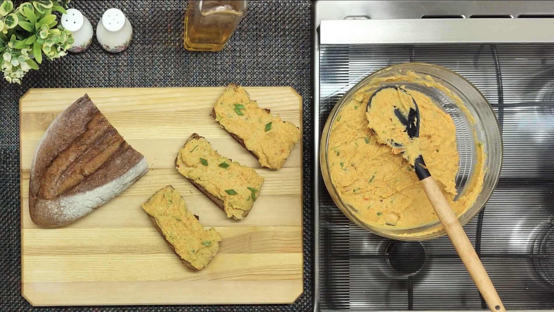 Господині розповіли рецепт смачної пісної намазки на хліб 