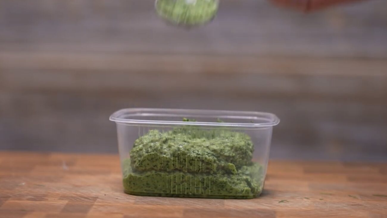 Господині розповіли, як приготувати натуральну приправу із зелені 