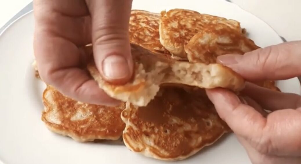 Пісні оладки з яблуками на сніданок та перекус: рецепт тижня від української господині — 6 інгредієнтів 