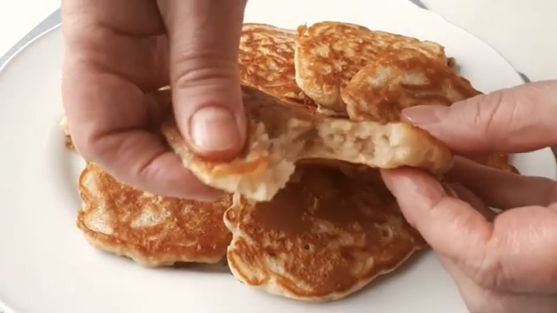 Господині розповіли рецепт пісних оладок з яблуками 