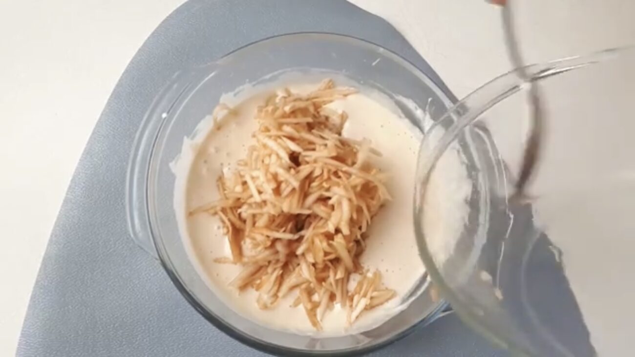 Господині розповіли рецепт пісних оладок з яблуками 