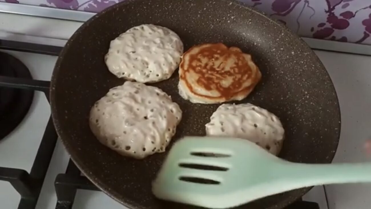Господині розповіли рецепт пісних оладок з яблуками 