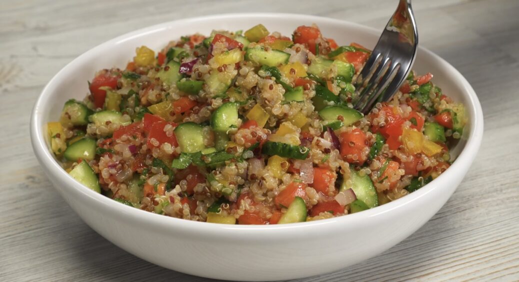 Весною волосся випадає “водоспадом”: приготувала собі салат із 5-ти інгредієнтів — і шевелюра не сиплеться 